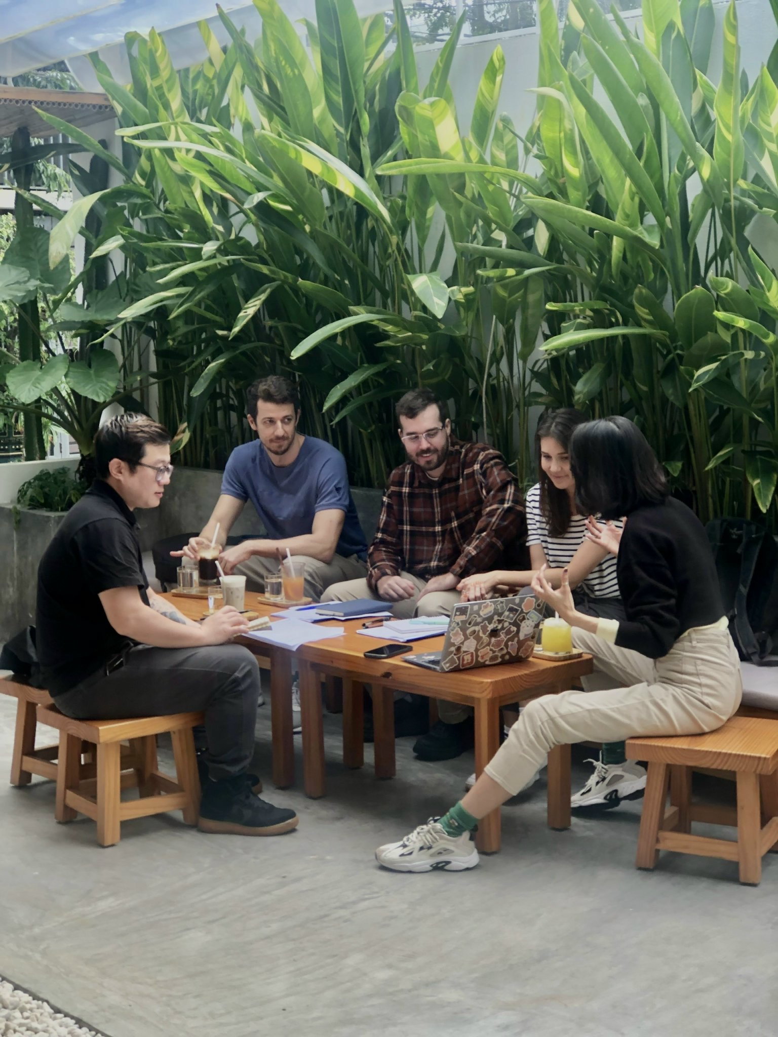 A practical Vietnamese learning session around a café table